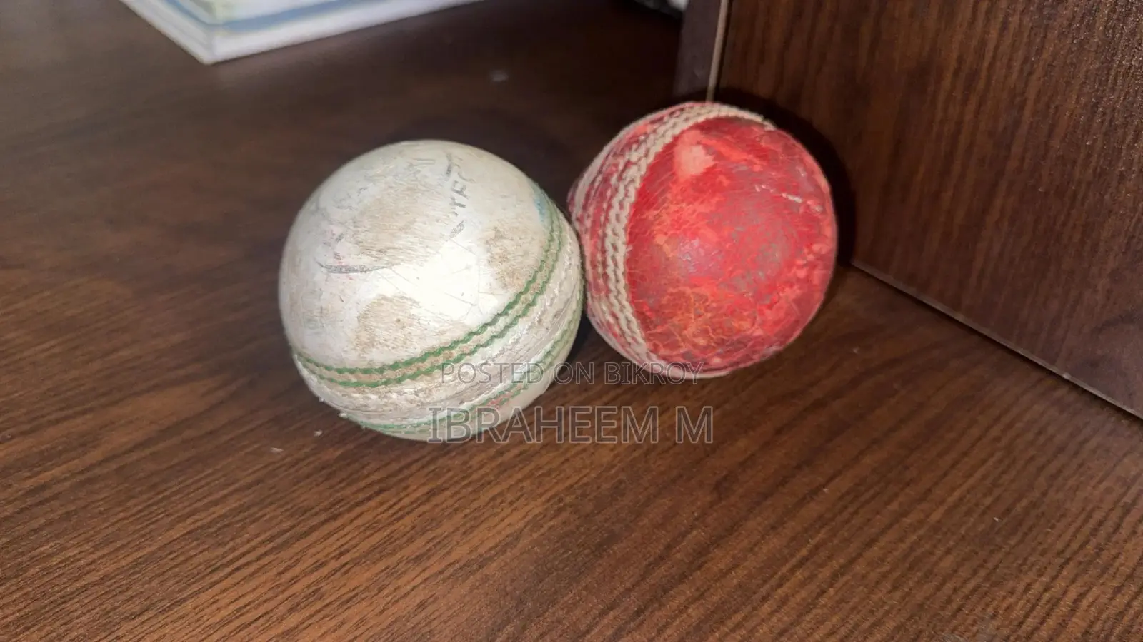 লাল এবং সাদা ক্রিকেট বল
