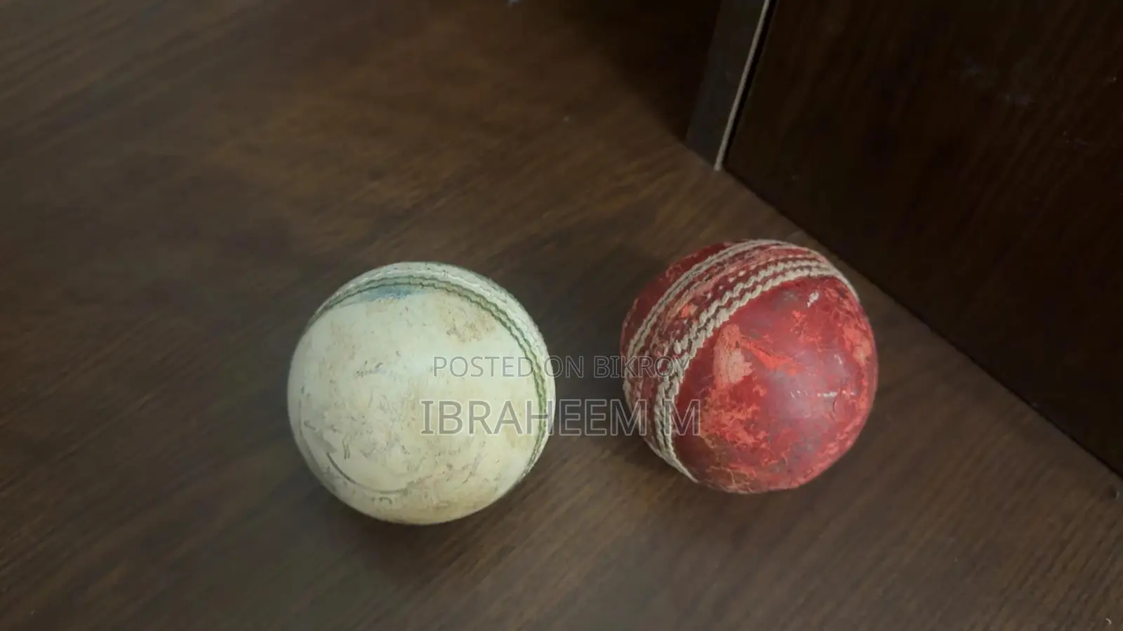 লাল এবং সাদা ক্রিকেট বল