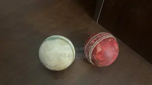 লাল এবং সাদা ক্রিকেট বল