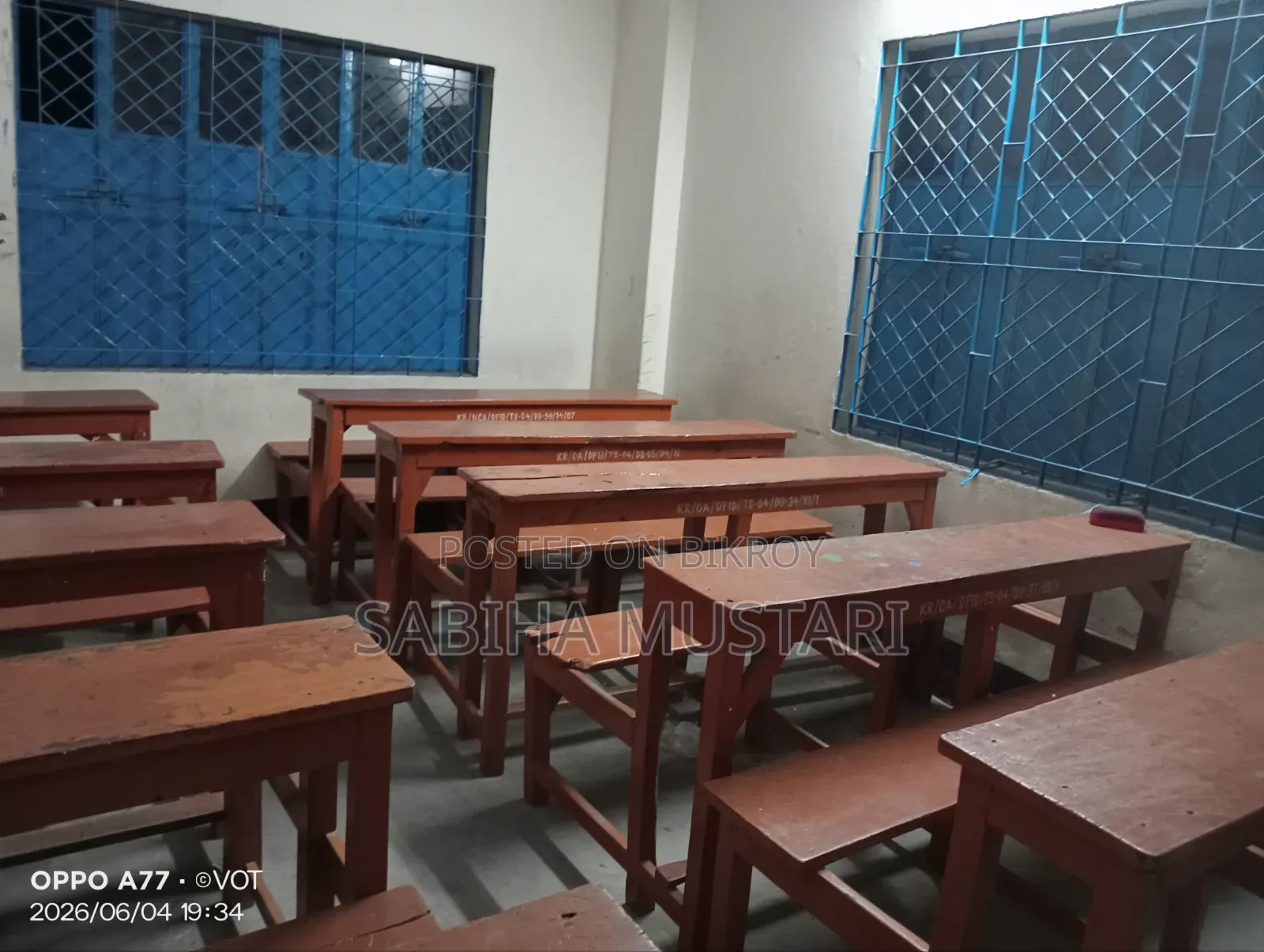 স্কুল বেঞ্চ