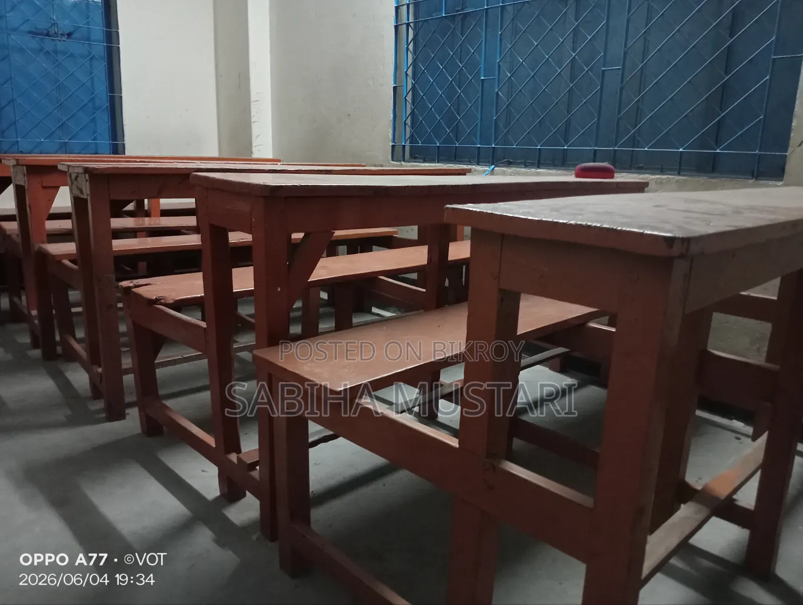 স্কুল বেঞ্চ