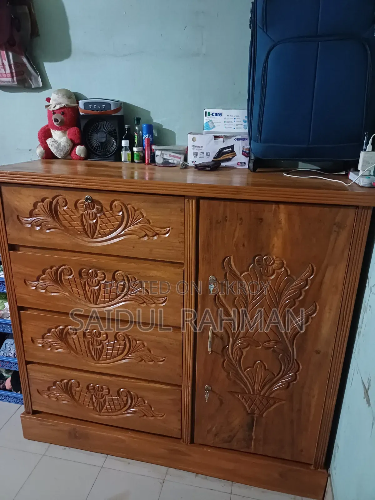 Teak wood wardrobe for sale, size 4.5/5 feet.
