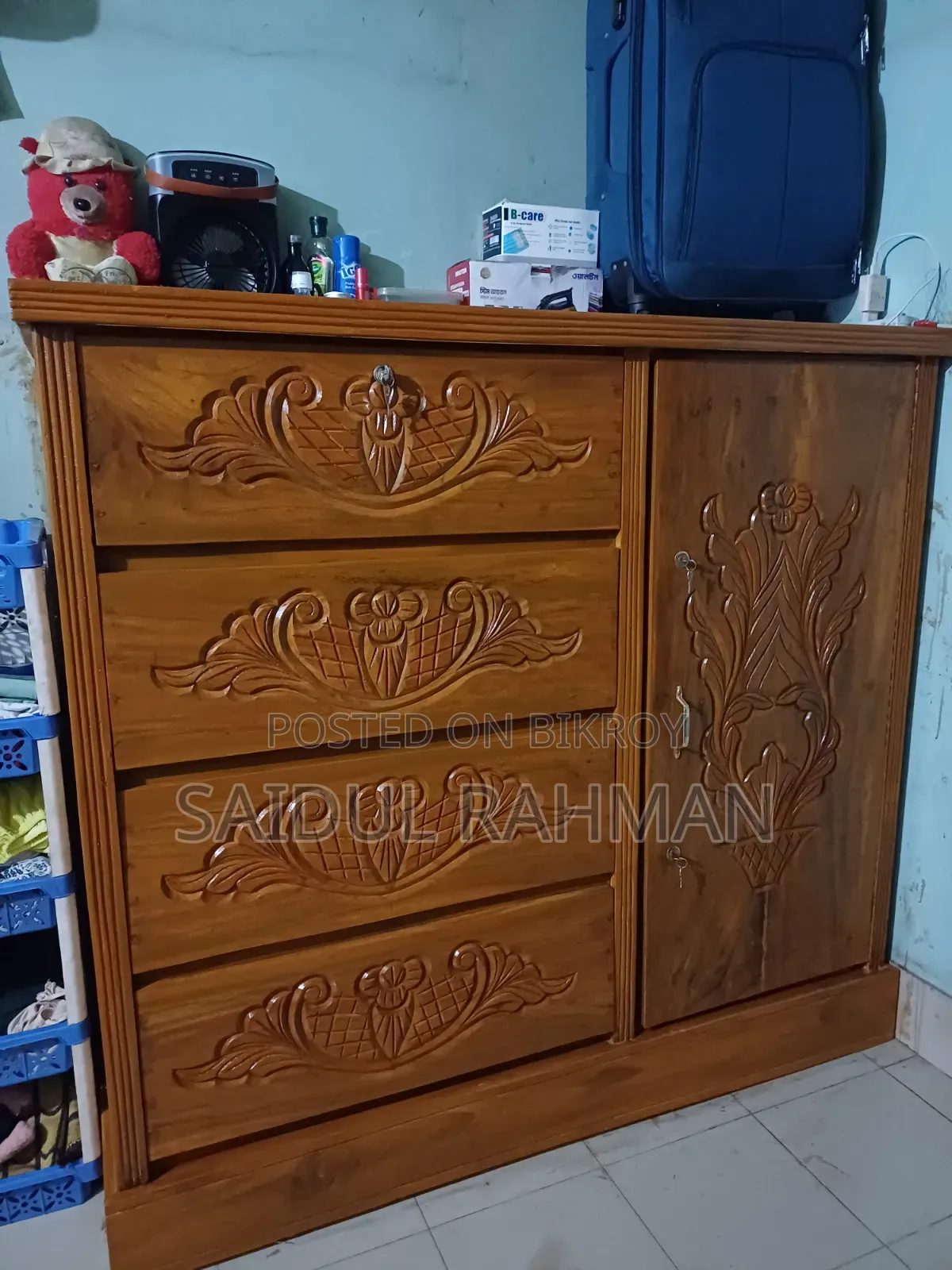 Teak wood wardrobe for sale, size 4.5/5 feet.