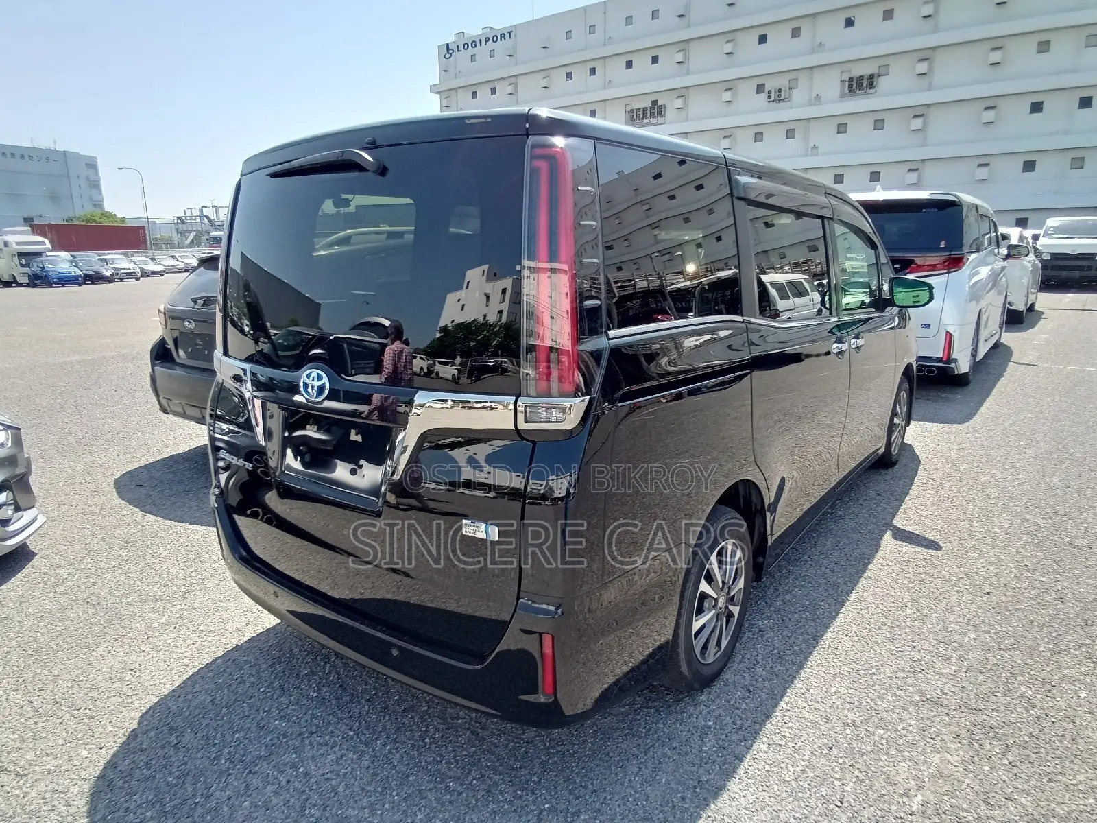 Toyota Esquire 1.8 Front-Wheel Drive Hybrid (7 Seater) 2021 Black