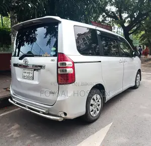 Toyota Noah 2012 Silver