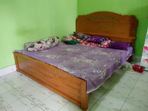 একদম ফ্রেশ উঠ কাঠের খাট