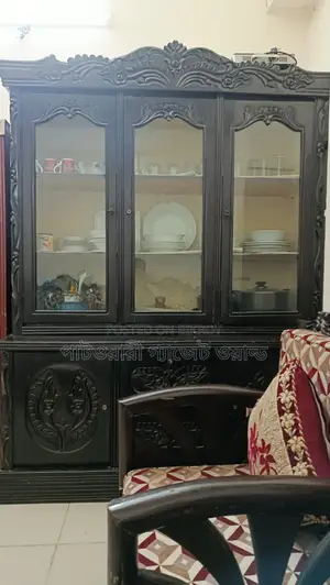 একটি কাঠের শোকেজ বিক্রি করা হবে।