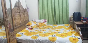 খাট, আলমারি ও ড্রেসিং টেবিলসহ পুরাতন সম্পূর্ণ বেডরুম সেট বিক্রয় হবে