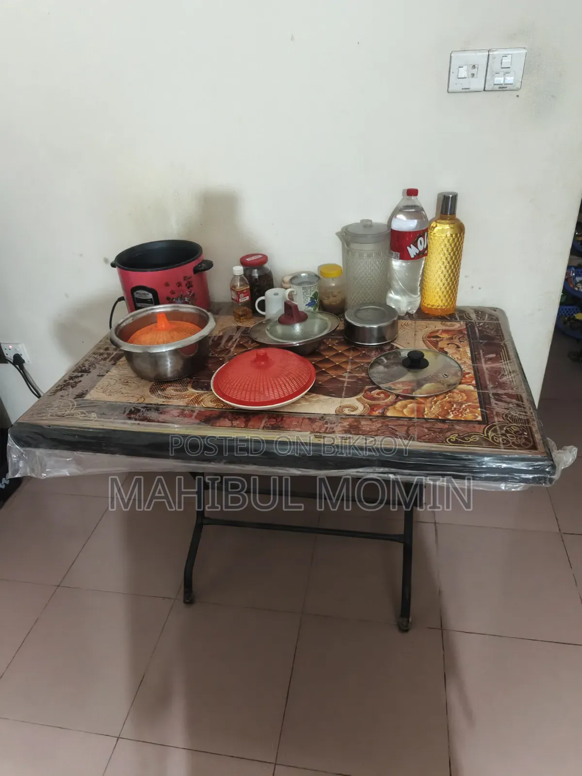 ডাইনিং টেবিল