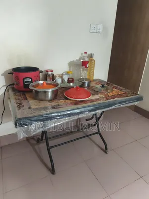 ডাইনিং টেবিল