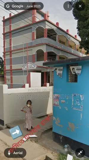 4-Bedroom House in Own, Court Station for Sale