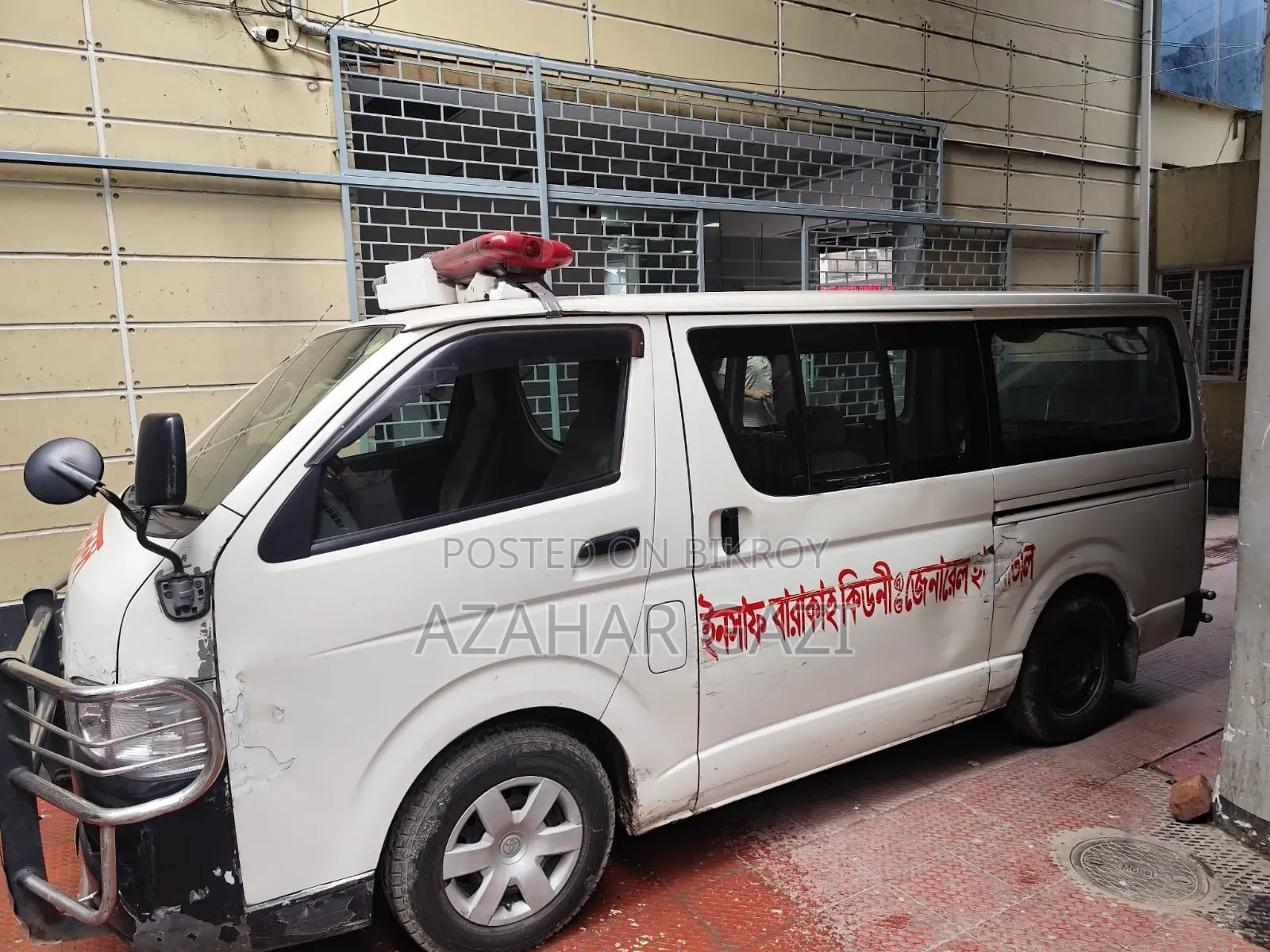 Toyota HiAce 2005 White
