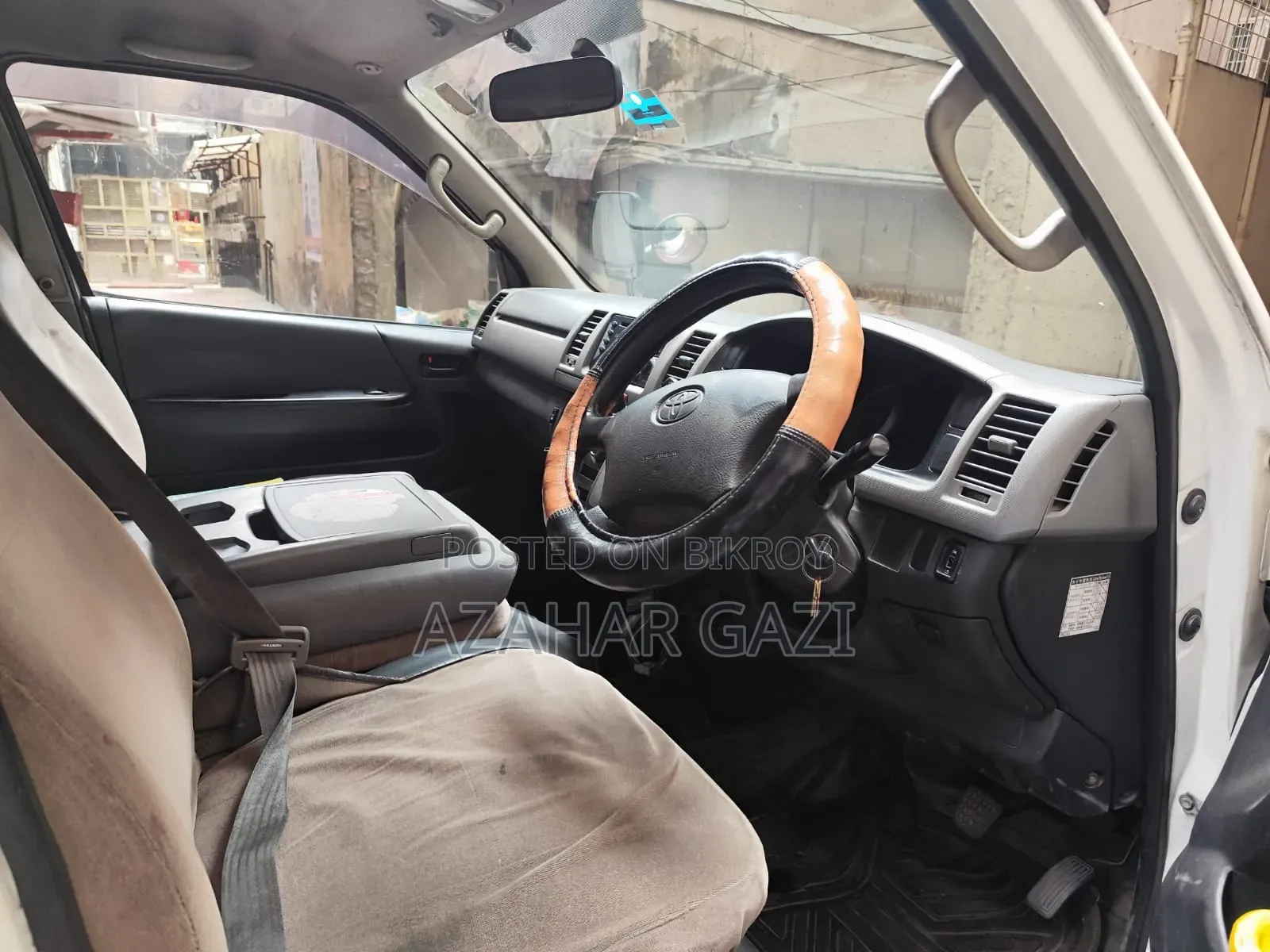 Toyota HiAce 2005 White
