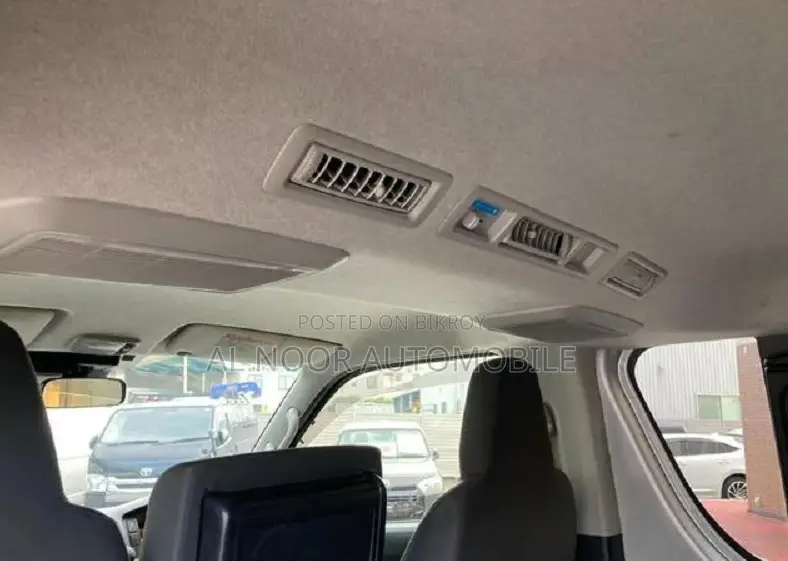Toyota HiAce 2021 White