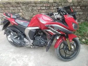 ইয়ামাহা ২০১৭ লাল
