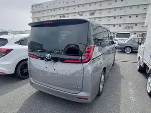 টয়োটা নোয়াহ ২০২৩ গ্রে