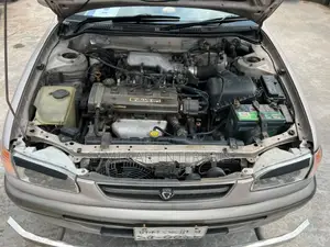 Toyota Corolla 1.3 Sedan 1996 Gold