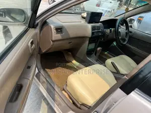 Toyota Corolla 1.3 Sedan 1996 Gold