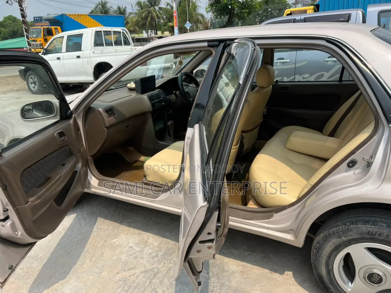 Toyota Corolla 1.3 Sedan 1996 Gold