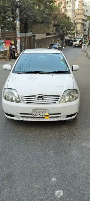 টয়োটা করোলা ২০০৪ সাদা