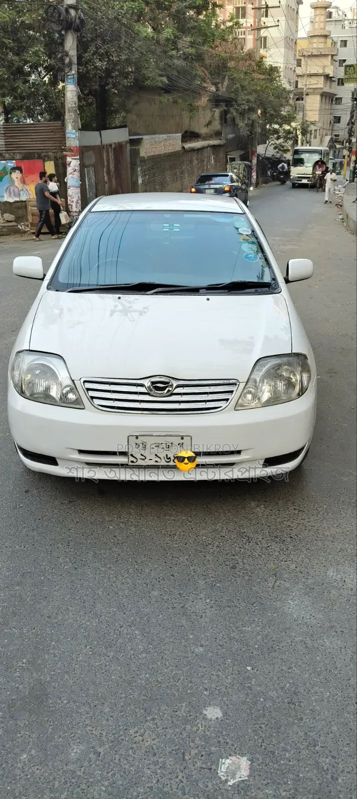 টয়োটা করোলা ২০০৪ সাদা