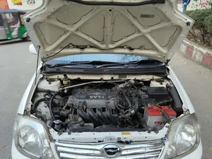 টয়োটা করোলা ২০০৪ সাদা