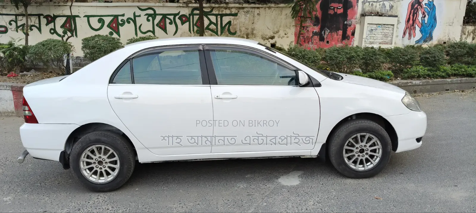 টয়োটা করোলা ২০০৪ সাদা