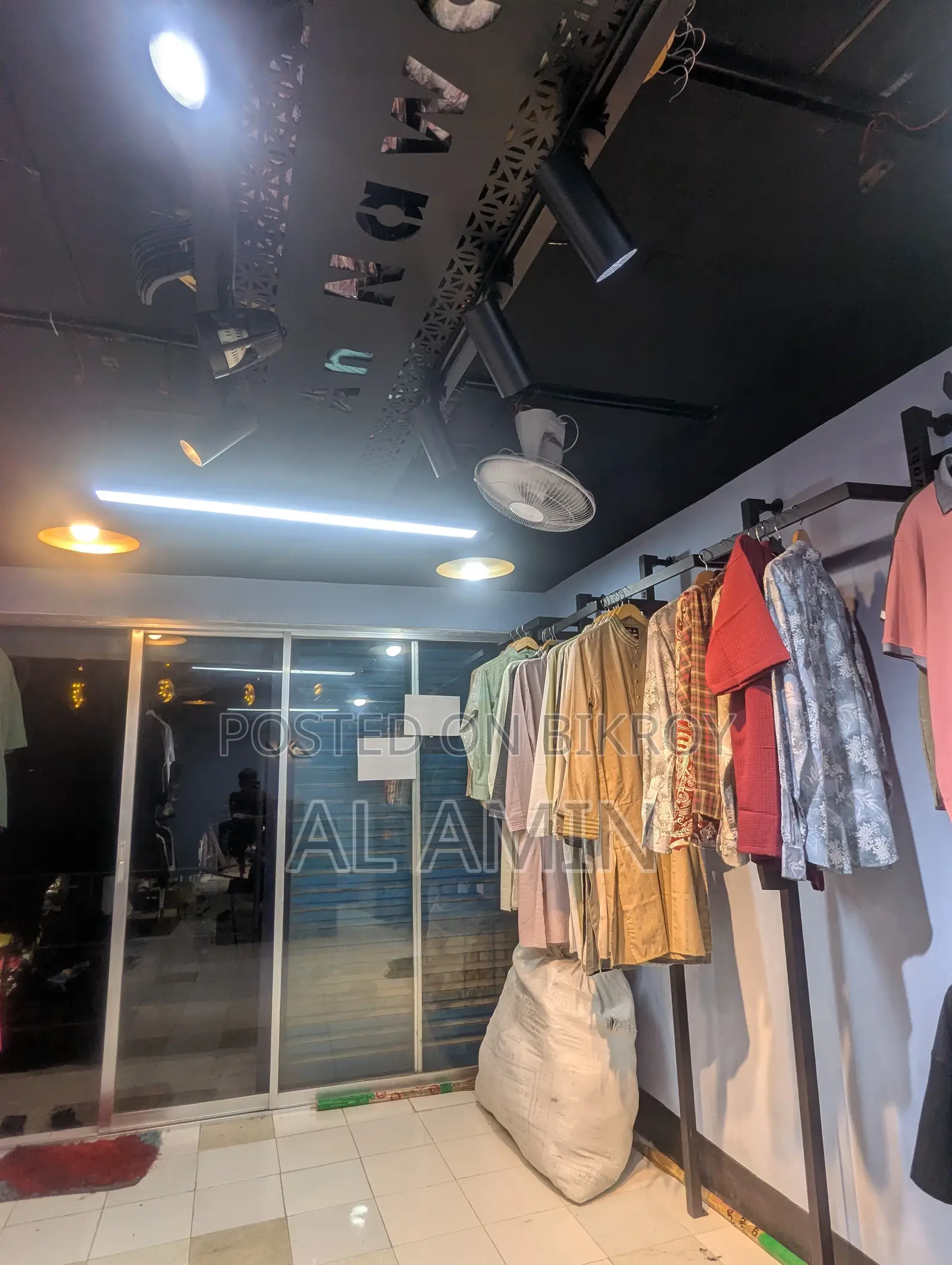 Complete Clothing Store Decoration Setup for Sale