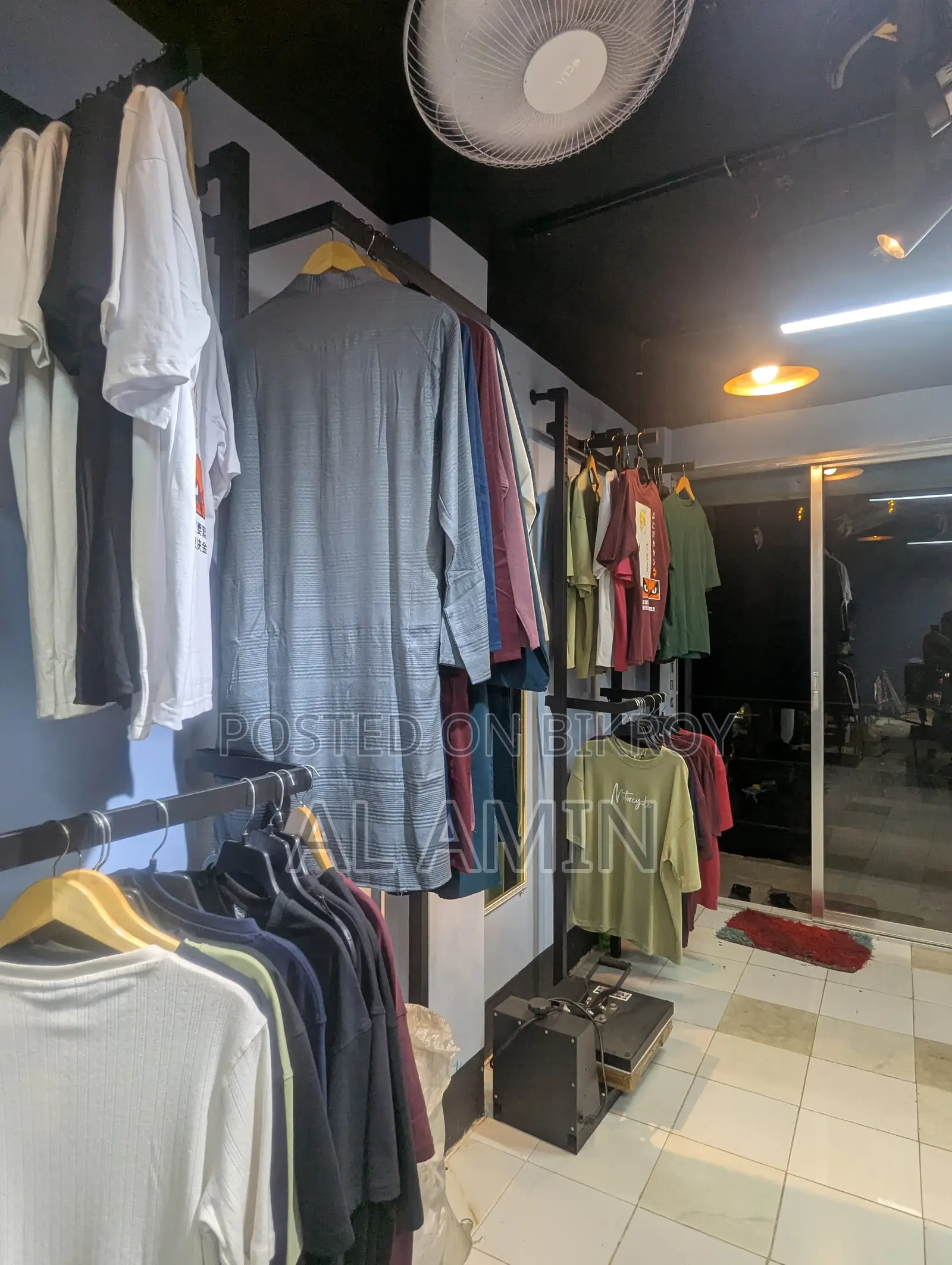 Complete Clothing Store Decoration Setup for Sale