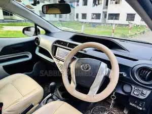 টয়োটা অ্যাকুয়া ২০১৩ সিলভার
