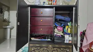 কাঠের আলমারি