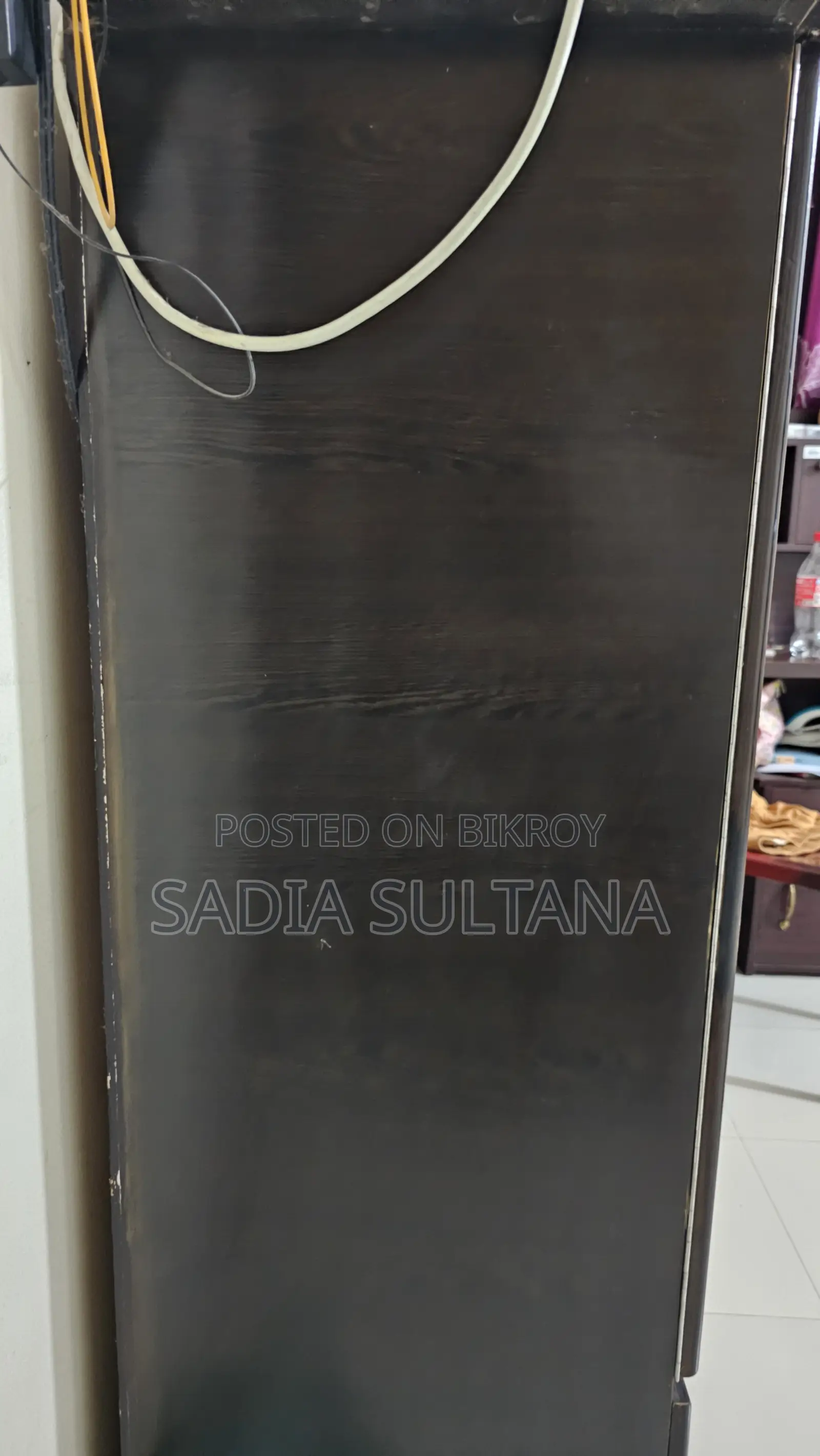কাঠের আলমারি