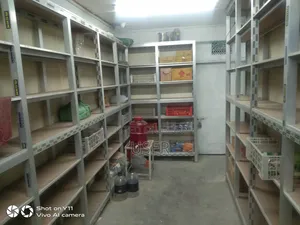 এলুমিনিয়াম গ্লাসের কিছু রেক ও গ্লাসের একটি কাউন্টার ডিসপ্লে