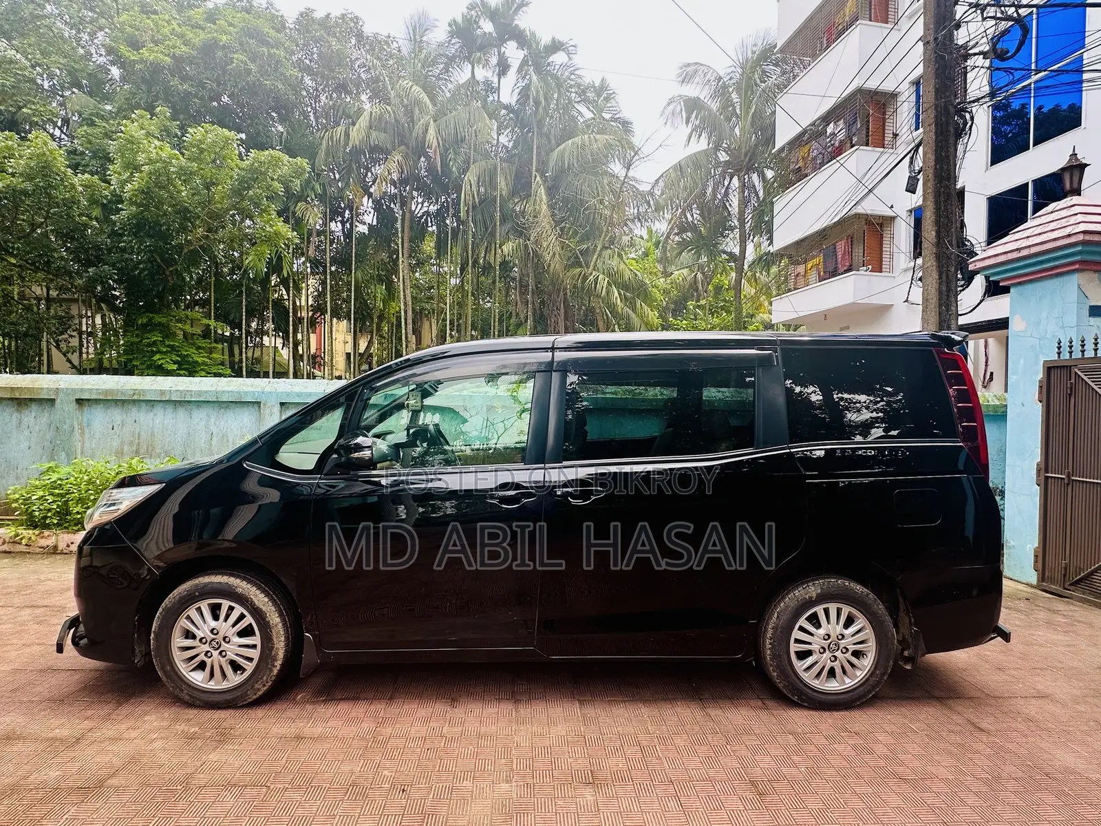 Toyota Noah 2.0 AWD (8 Seater) 2014 Black