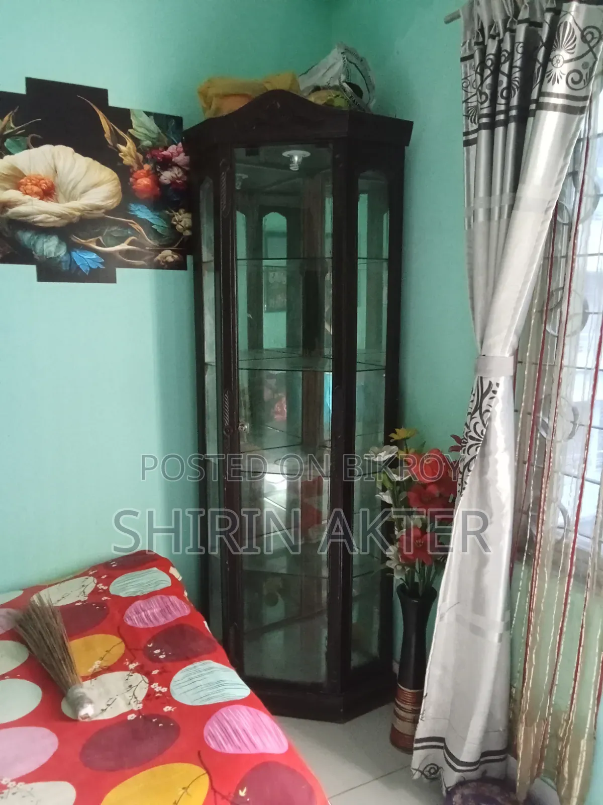 Corner Showcase