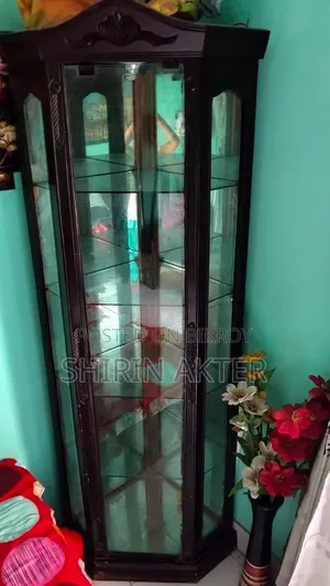 Corner Showcase