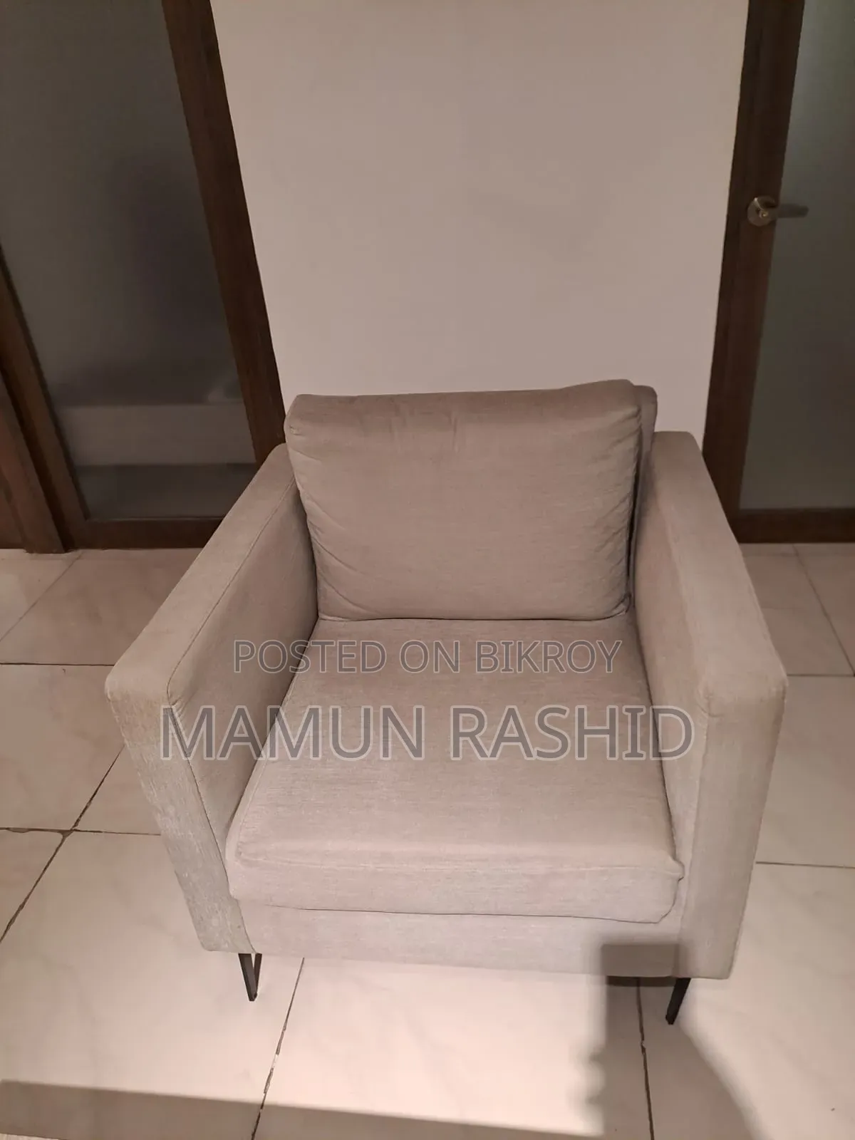 প্রিমিয়াম কোয়ালিটির অফ-হোয়াইট সোফা সেট বিক্রির জন্য (৮-সিটার)
