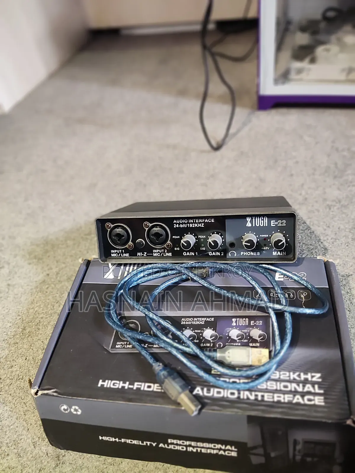 Full fresh condition, like new. E22 Sound Card Xtuga Microphone