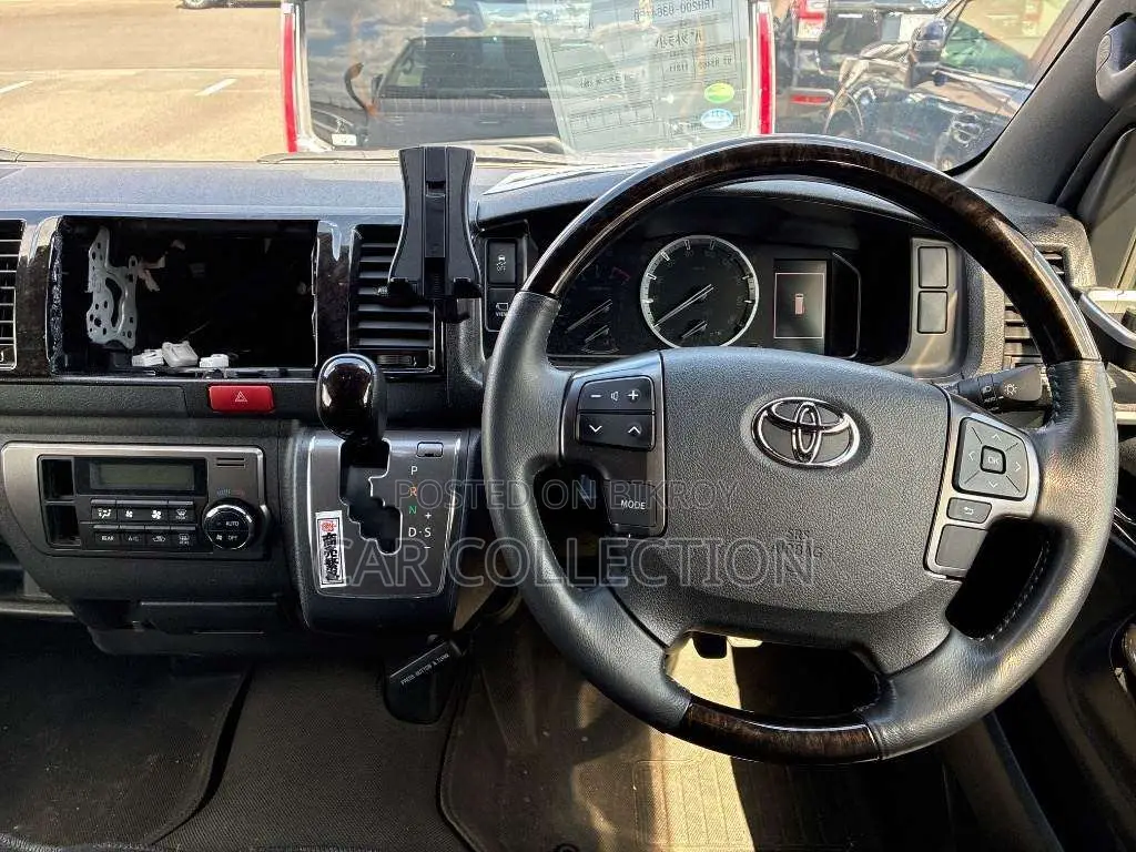 Toyota HiAce 2022 Pearl