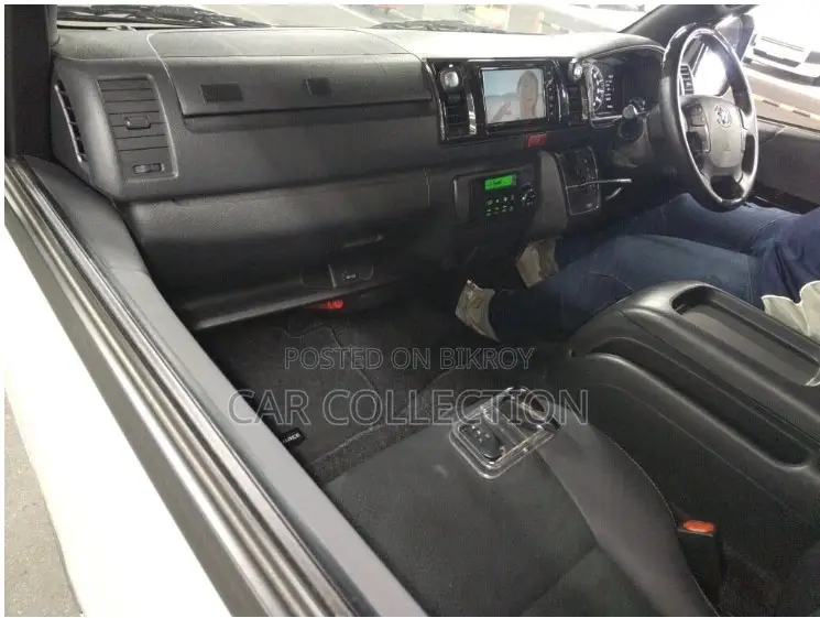 Toyota HiAce 2023 Pearl