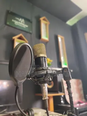 Full fresh condition, like new. E22 Sound Card Xtuga Microphone