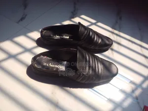 New shoes worn only 3/4 times, selling because they are too big