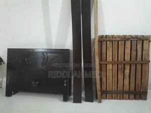 মালোশিয়ান উড এর সেমি ডাবল খাট বিক্রি করা হবে।