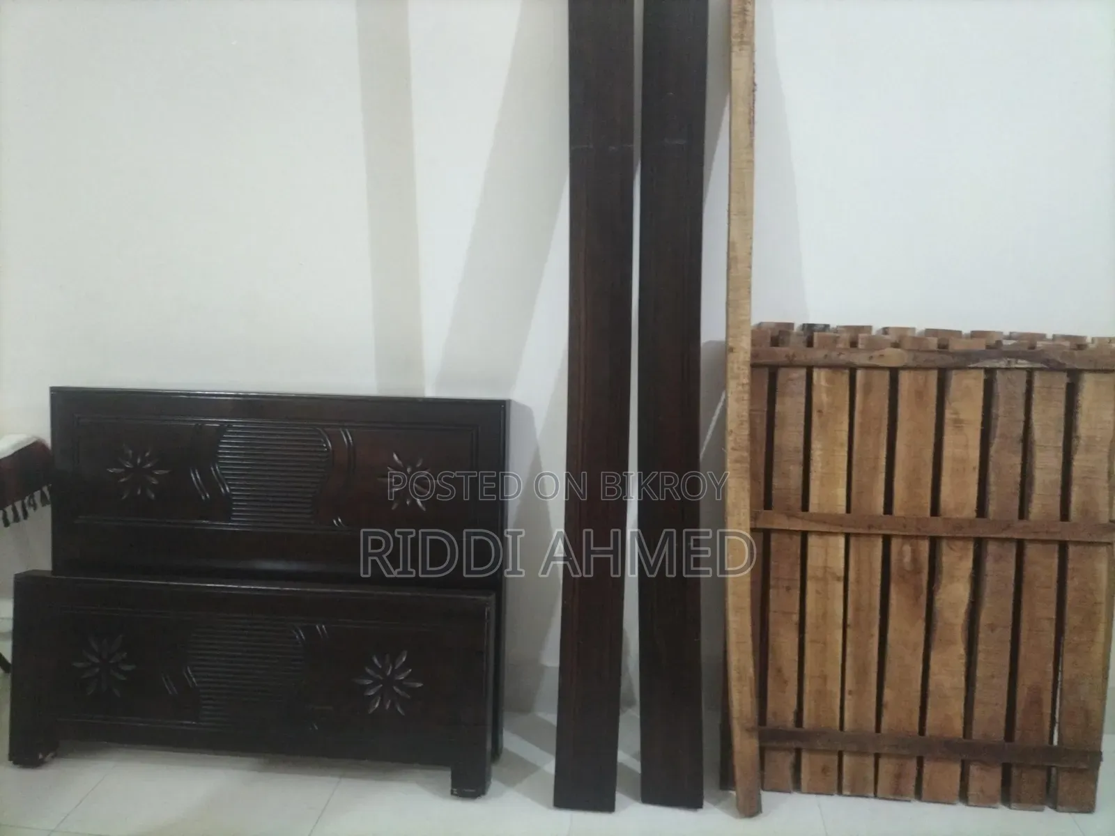 মালোশিয়ান উড এর সেমি ডাবল খাট বিক্রি করা হবে।