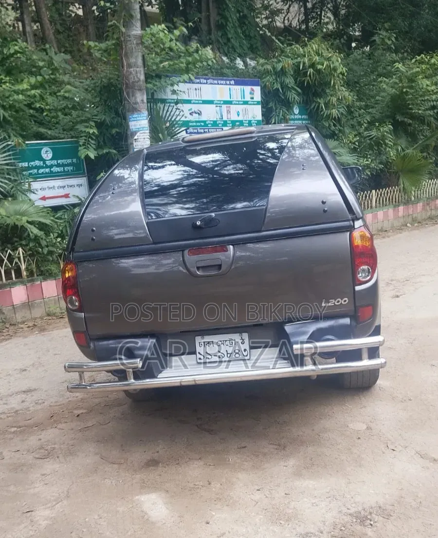 Mitsubishi L200 2010 Gray