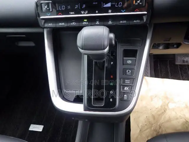 Toyota Noah 2022 Pearl