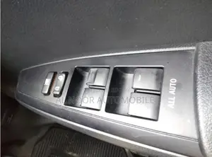 টয়োটা এক্সিও ২০২১ সাদা