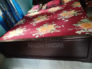 একটা ৬.৫/৫ ফিট খাট বিক্রি করব