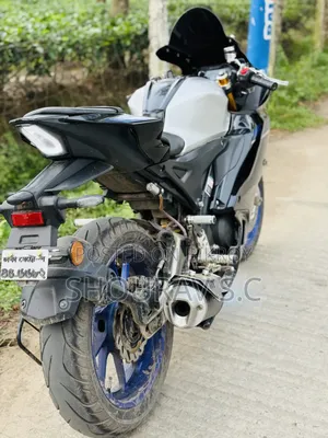 ইয়ামাহা আর১ ২০২৩ ব্ল্যাক