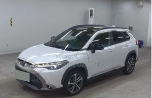 টয়োটা করোলা ক্রস ২০২১ সাদা